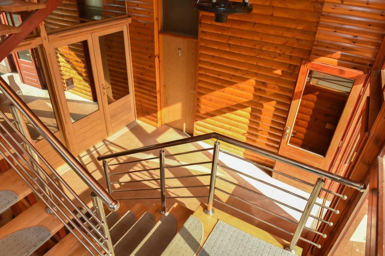 Bistro Kristina Bed & Breakfast Perusic Ngoại thất bức ảnh