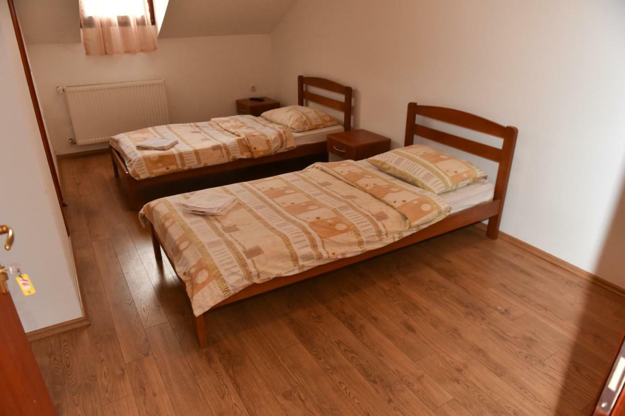 Bistro Kristina Bed & Breakfast Perusic Ngoại thất bức ảnh