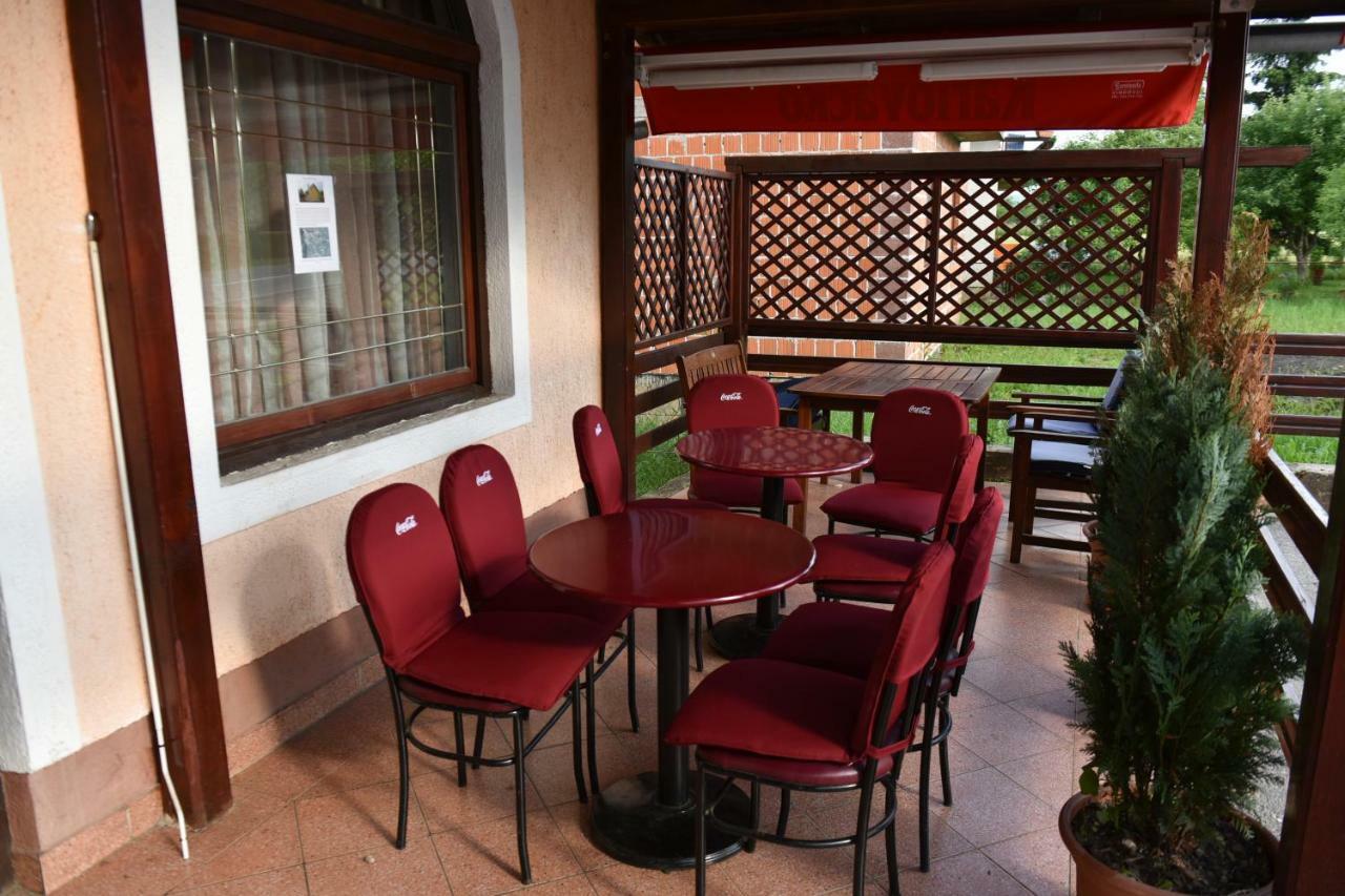 Bistro Kristina Bed & Breakfast Perusic Ngoại thất bức ảnh
